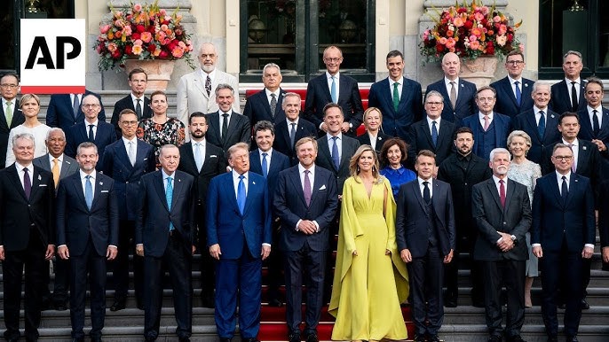 El mundo no se decide en el frente, se decide en salas con banderas.